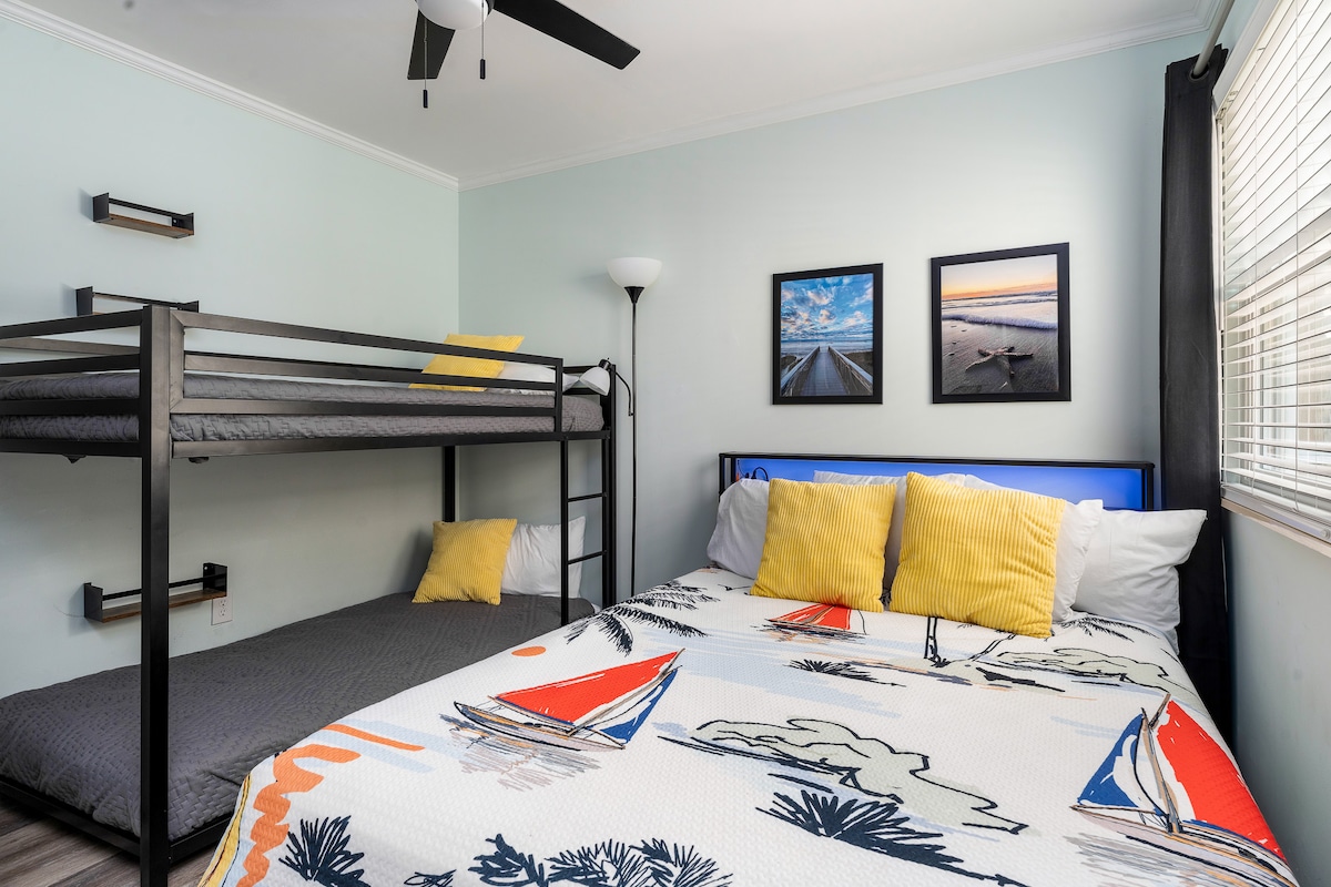 מושלם לילדים ולמבוגרים - מיטת קווין סייז, מיטות קומתיים, חצי חדר רחצה פרטי, קונקט 4 ענקית על הקיר, וטלוויזיה חכמה לערבים קלים יחד.