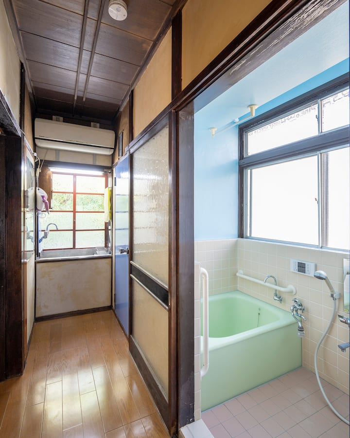 築60年の、いかにも昭和時代らしい日本の民家の良さを生かしました。当時のままの小さな洗面台からは外の緑が楽しめます。シャンプー、リンス類は高品質な松山油脂のものを用意しております。