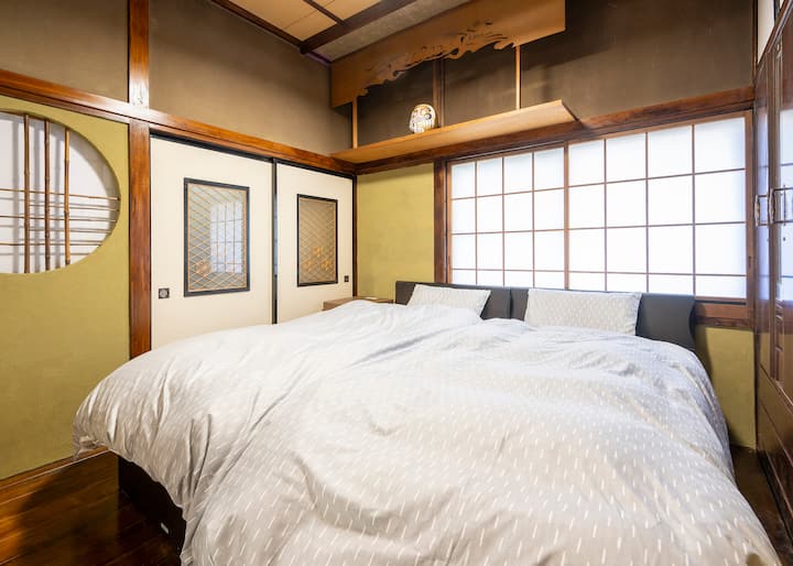 日本の老舗ブランド、フランスベッドの高級マットレス「リハテック」と高品質な羽毛布団をご用意して、快適な睡眠を促します。東側に大きなクローゼットがありますので、旅の服をしまってリラックスしてお休みください。