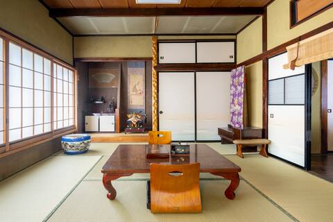 "Takara-no-Kosuku" is a traditional Japanese house built 60 years ago, where you can also have a far