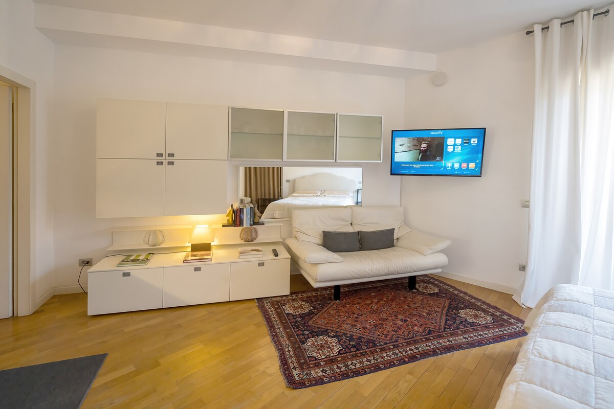 Annuncio Airbnb popolare: Studio apartment with large balcony a few steps from the Arena a Verona