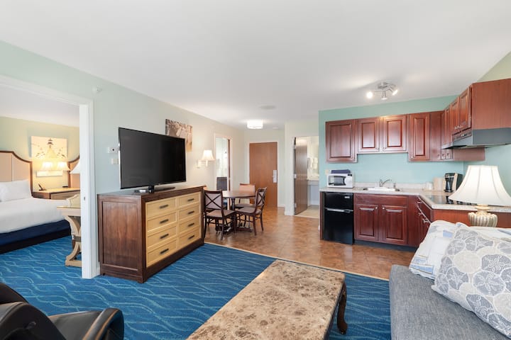 Hot Tub Suite With Two Queens - Belfast, ME