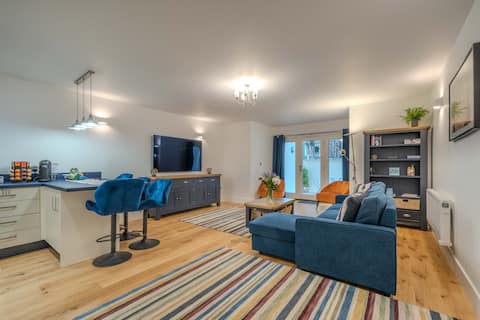 Popular Airbnb listing: Spacious, Modern 2-bedroom. Parking+Wi-Fi+65"OLED in Bristol