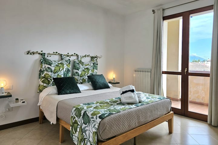 Suite tematizzata con letto Queen-size con aria condizionata modalità freddo/caldo.

Struttura letto in legno solida.

Testata letto con luci.

Doppi comodini da ambo le parti. 
