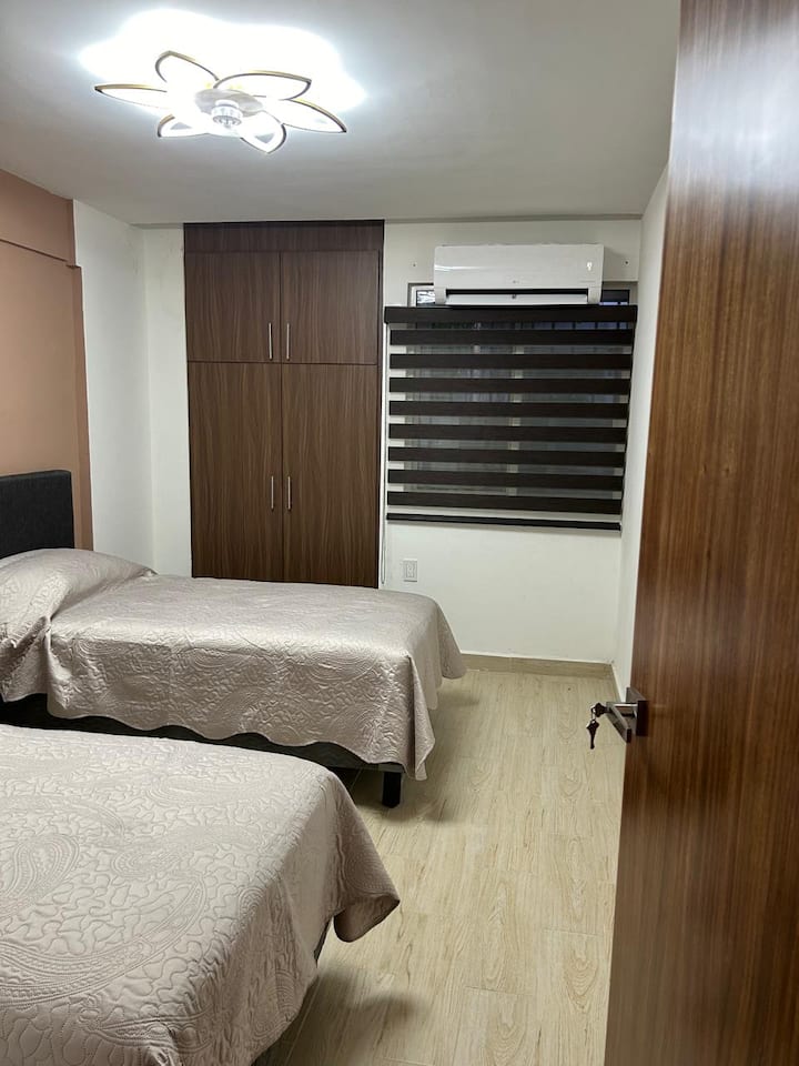 Recamara mit zwei Einzelbetten und minisplit air frio-calor