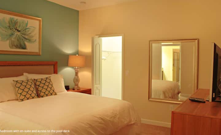 Mjeshtër në katin e poshtëm, kjo dhomë ka një krevat dopio "king", hapësirë të bollshme magazinimi, një suitë të plotë me vaskë dhe televizor. Kjo arrihet nga zona e sallës