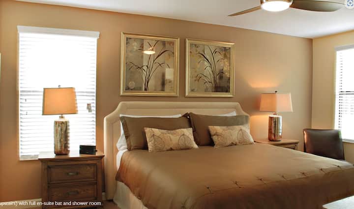 Suita kryesore me krevat dopio "king size", me vaskë të kompletuar ! Aircon, ventilator tavani, televizor (me kabllo) dhe dollap i madh. Wifi në të gjithë  shtëpinë.