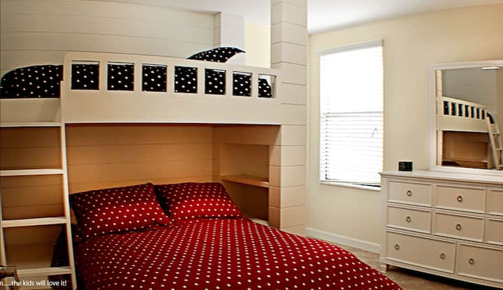 Dhomë fjetjeje me krevat dopio, tek sipër. 