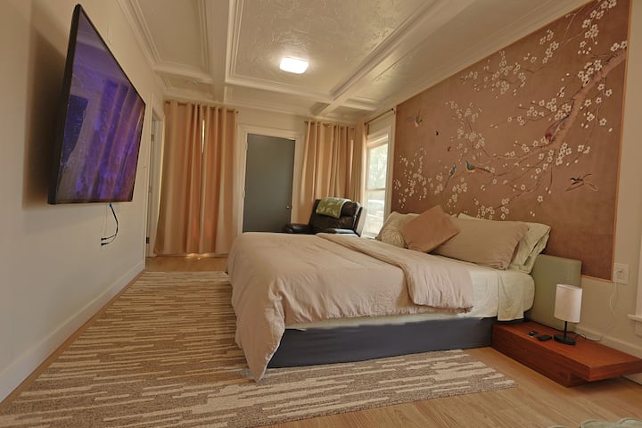 Flatform King Master עם טלוויזיה 70 אינץ' וחדר רחצה פרטי