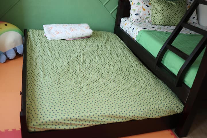 חדר ילדים עם מיטה משולשת עם 2 מיטות מלאות, ומיטת יחיד אחת.  טלוויזיה גדולה ומשחק ארקייד לצעירים שלכם