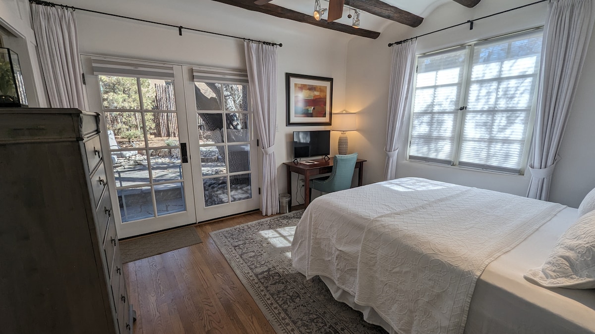 בחדר השינה יש מיטת קווין סייז, שולחן כתיבה, טלוויזיה/מסך, שידה, ארון ודלתות צרפתיות שנפתחות אל הגינה האחורית הפרטית המוצלת על ידי עץ אגס מדהים בן 100 שנה. 