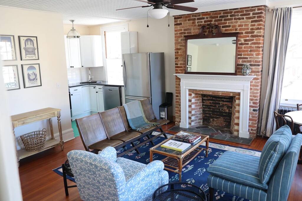 Historic Apartment Above Arthur's Market