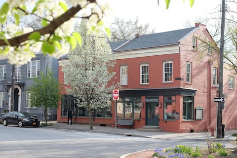 Historic Apartment Above Arthur's Market