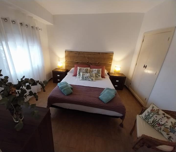 房间非常宽敞明亮。