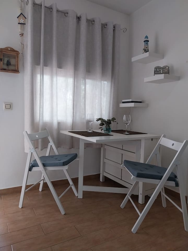 可容纳6位房客的折叠桌。