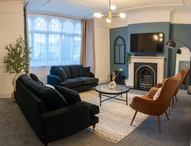 Central 4 Bed Victorian Townhouse Minutes to Tube