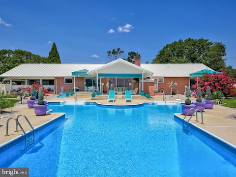 Private pool oasis by beach 17+