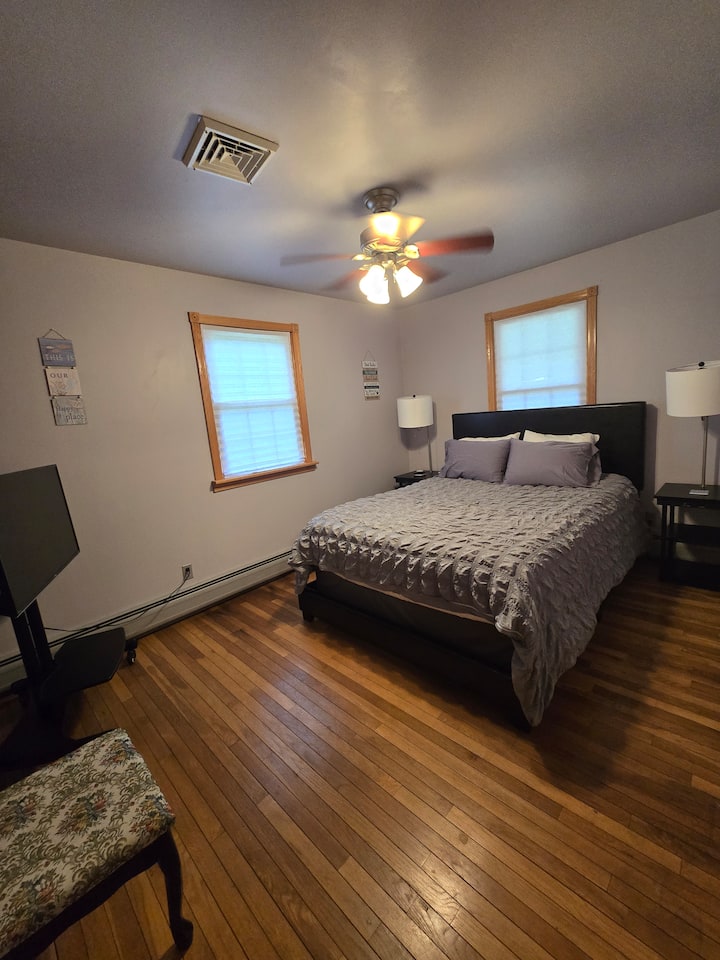 Druhá spálňa s manželskou posteľou Queen.