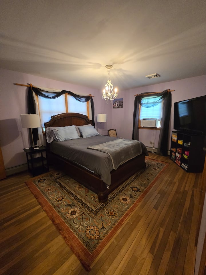 Hlavná spálňa. Manželská posteľ. Pripojená kúpeľňa.