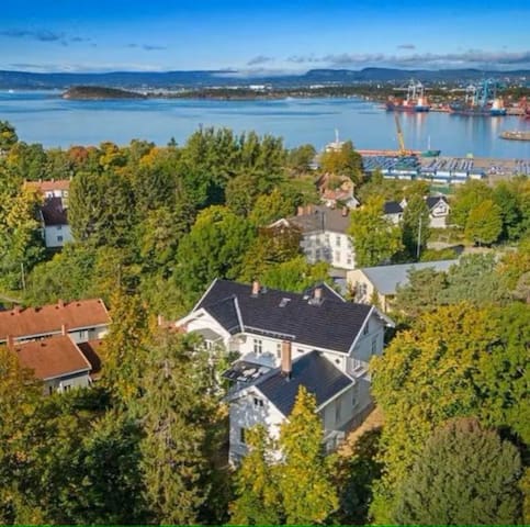 *NY* Unik villa, sentralt og ved sjøen