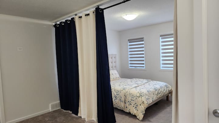 Este se considera el cuarto dormitorio, de hecho es una habitación adicional en el piso superior junto con otras tres habitaciones en el mismo piso. 