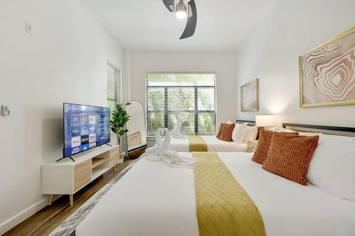 Shijo dy krevate dopio "queen" në këtë dhomë gjumi të projektuar në mënyrë unike për grupe më të mëdha