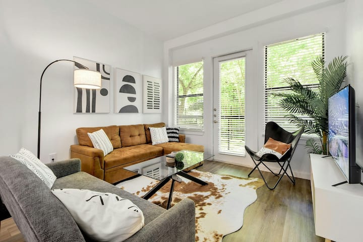 Dhomë ndenjjeje e rehatshme dhe e bollshme me dizajn të frymëzuar nga ATX