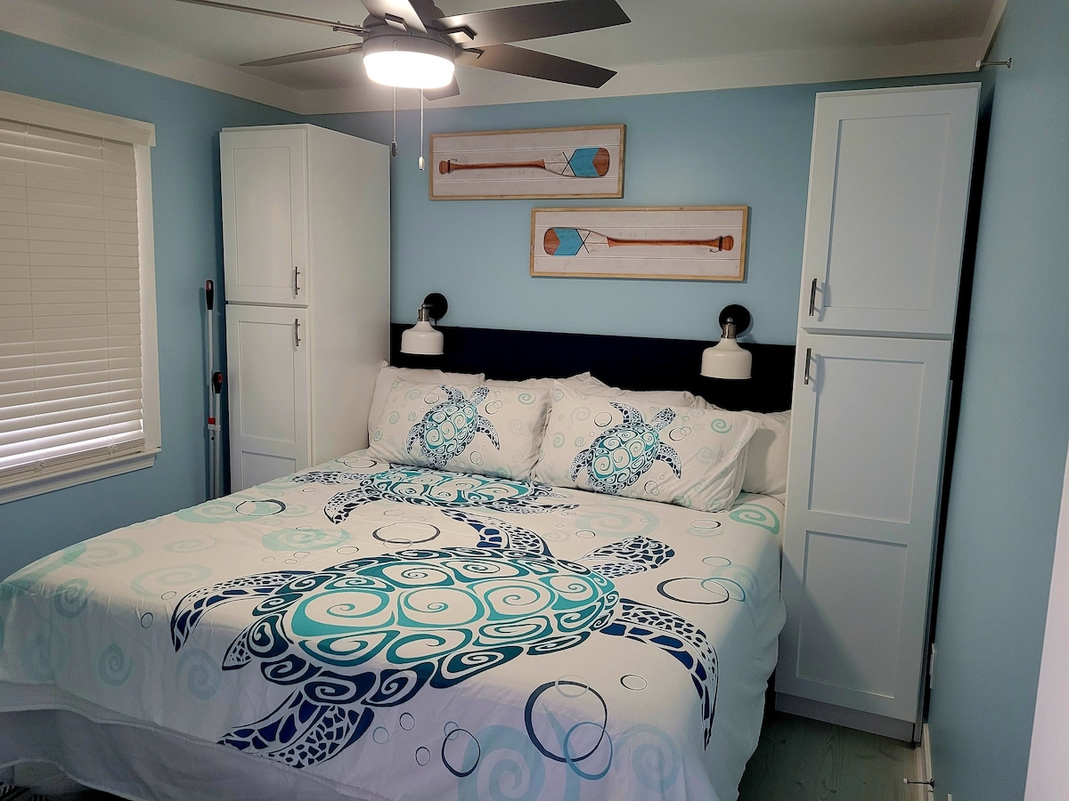 Krevat dopio "king size". Ventilatori/drita e tavanit dhe dritat e leximit në krevat.