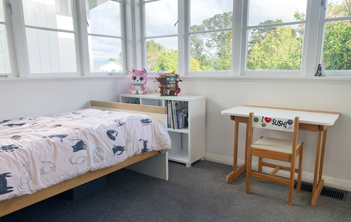 Chumba cha nne cha kulala kilicho na wardobe na hifadhi