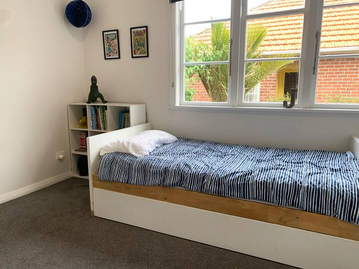 Chumba cha tatu cha kulala kilicho na kabati na hifadhi