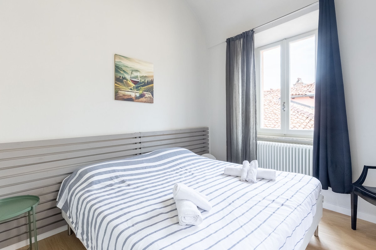 La chambre à coucher co ode et accueillante pour vos moments de détente après avoir visité la ville.