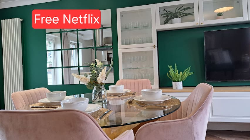 The Barton-Cosy 3 bedroom house, driveway & Garden