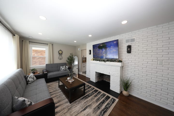 Modern 2br Retreat | Easy Chicago Access + Parking - Countryside, IL