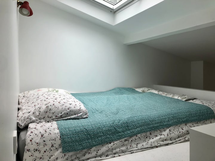 Një fole me pamje nga qielli.
Dhomë gjumi mezzanine me shkallë nga zyra, e vendosur mbi banjën 2 (vaskë dhe tualet). Është e ndarë nga dhoma e gjumit 3 me një derë rrëshqitëse.
Krevat dopio 140x200.