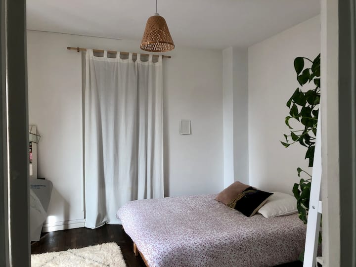 Në katin e parë, një dhomë e madhe qosheje, me madhësi katrore, rreth 17m2, me pamje nga kopshti dhe rruga. 
Me drejtim nga jugu. Dhoma e dushit (kotësi e dyfishtë dhe tualeti) është ngjitur. 
Krevat dopio 160x200.