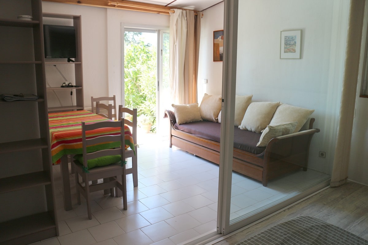 חלון הזזה גדול מספק שני חדרים (חדר שינה + סלון) או חדר גדול לפי הצורך. 
חדר השינה עם מיטת קווין סייז (מזרן אחד ברוחב 1.60).
הסלון עם ספה נפתחת (2 מזרני 0.90 עצמאיים).