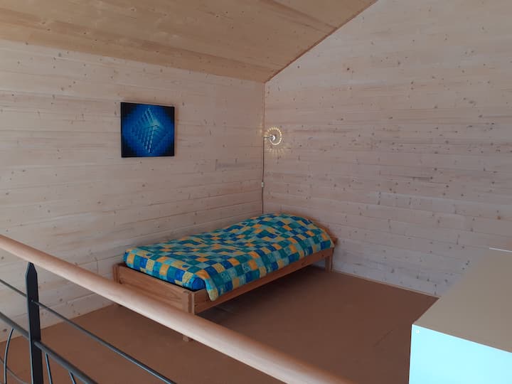 קומת ביניים עם אחת מהעריסות