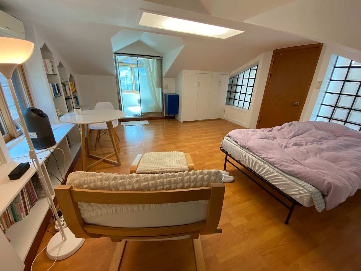 Útulná spálňa so super jednolôžkom, kreslom, stolom, stoličkami, čističkou vzduchu, šatníkom a rôznymi údajmi.