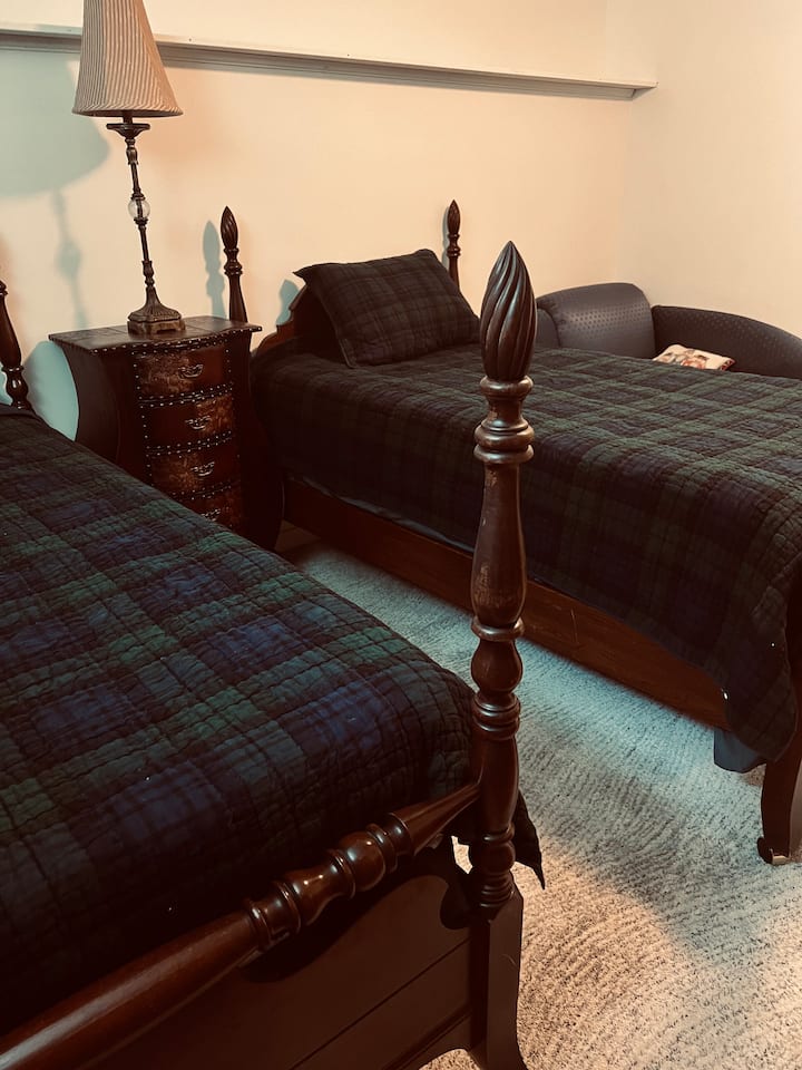 Двойни легла във втората спалня. Много удобно, както е описано от възрастни гости. (Мъже и жени).