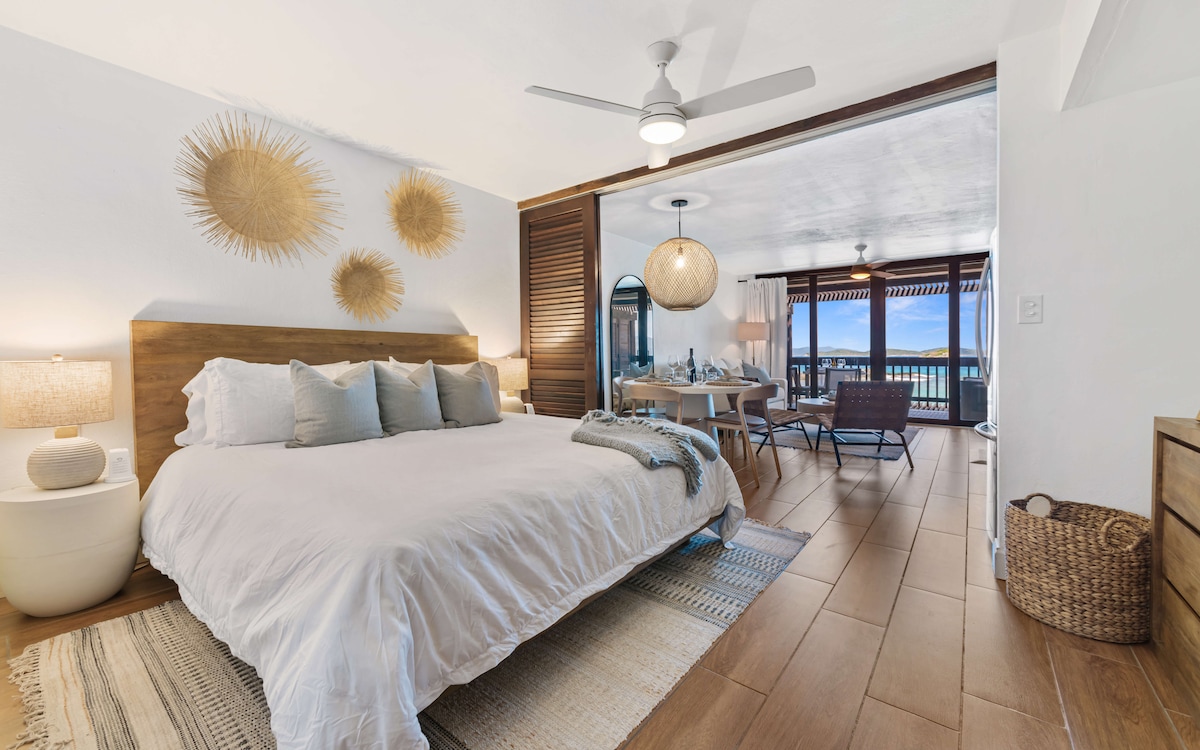 التصميم المثالي! المدخل خلفك مباشرة. يمكن رؤية أحد التلفزيونين من السرير إلى اليمين مباشرة ويمكن مشاهدته من السرير.