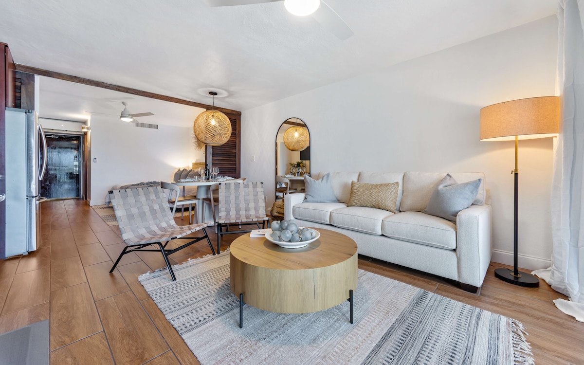 استمتع بهذه الأريكة الإضافية التي تتحول إلى سرير أريكة كبير، على بعد خطوات من الشرفة إلى اليمين. المطبخ المجهز جيدًا على اليسار.