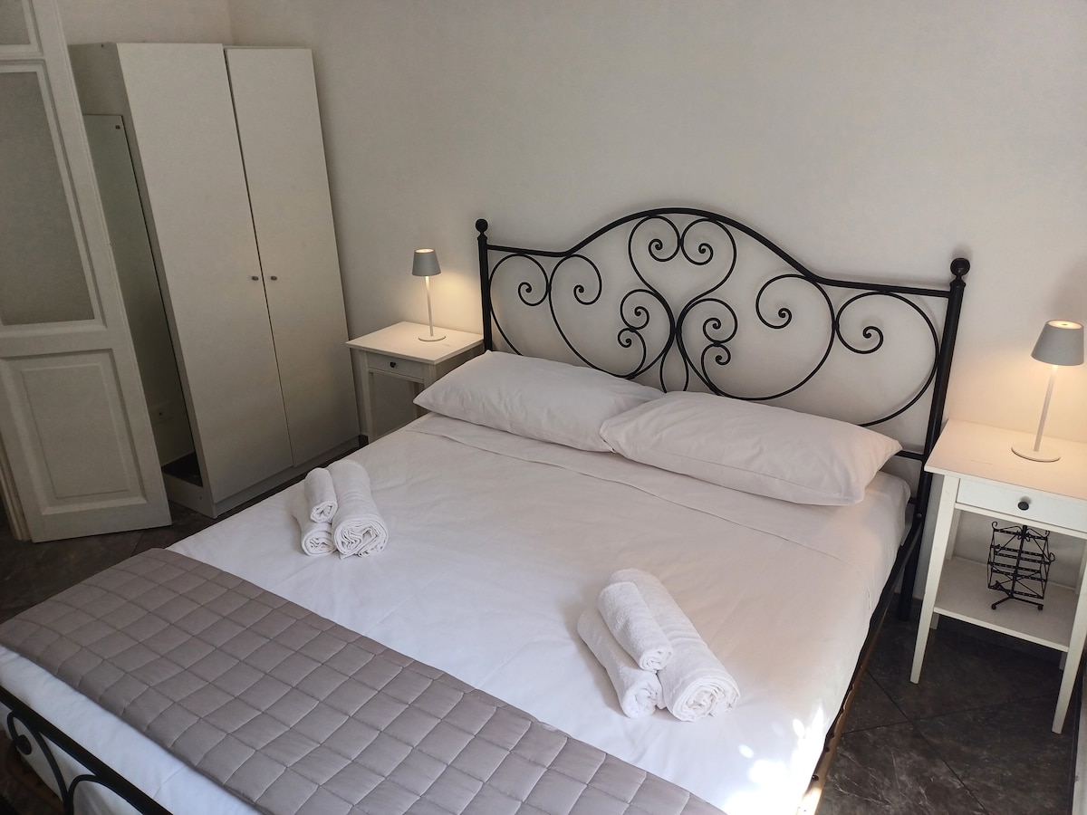 Na fotografiji se vidi bračni krevet u najmanjoj i najintimnijoj sobi u kući. Soba je opremljena ormarom i noćnim ormarićima pored kreveta