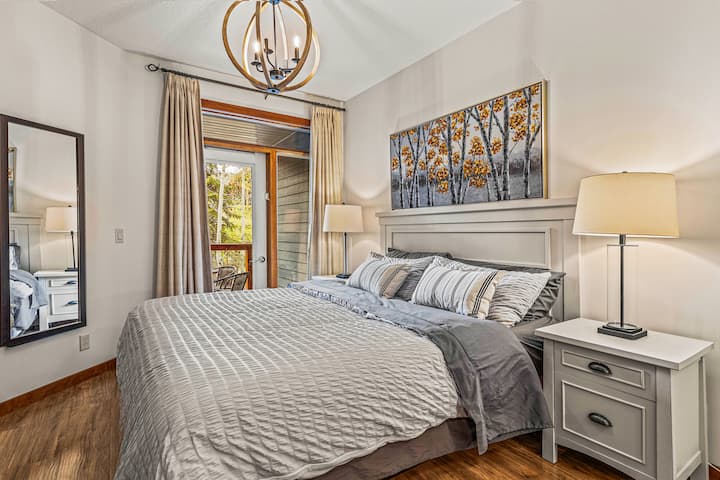 King bed with office area and access to the Balcony. 