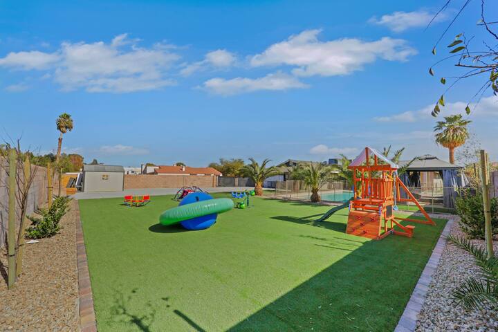 5 Stars 5BDR .5 ACR LOT Big Pool & Game Room! gallery image 4