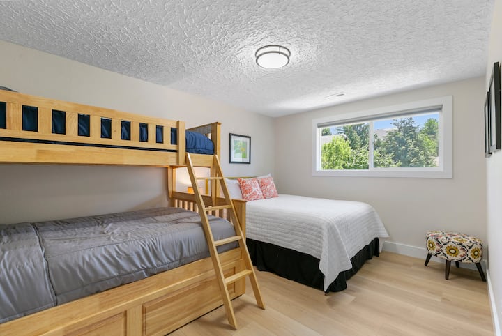 เตียงควีนไซส์และเตียงสองชั้นซึ่งมีฟูกนอนขนาดใหญ่ที่สะดวกสบายด้านล่างฟูกนอนคู่ด้านบนและเตียงแฝดด้านล่าง  ตะขอเกี่ยวผ้าขนหนูในทุกห้องนอน