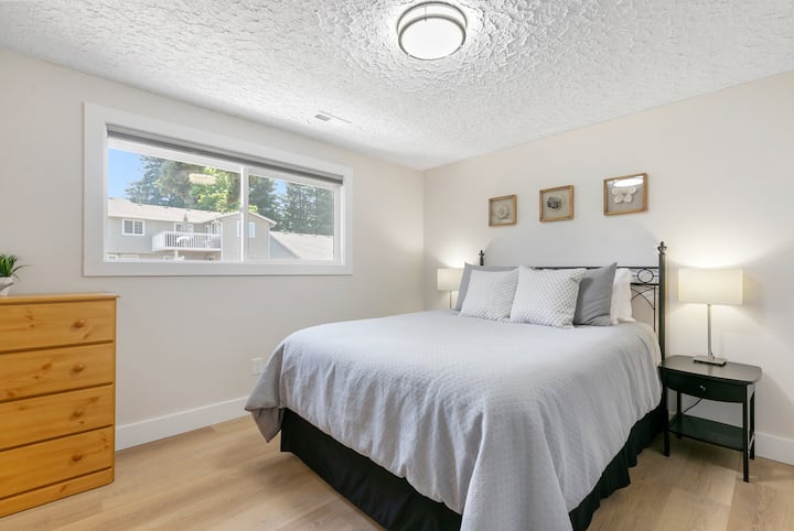 เตียงควีนไซส์ตู้เสื้อผ้าและที่แขวนผนัง  เตารีดและโต๊ะรีดผ้าผ้าขนหนูทุกห้องนอน