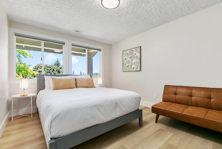 เตียงควีนไซส์และฟูกนอนขนาดพอเหมาะสำหรับเด็ก  ตะขอเกี่ยวผ้าขนหนูในทุกห้องนอน