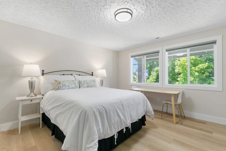 ห้องมาสเตอร์สวีทมีเตียงควีนไซส์โต๊ะและเก้าอี้ขนาดเล็กตู้เสื้อผ้าแบบวอล์คอินตู้เสื้อผ้าสมาร์ททีวีห้องน้ำส่วนตัวพร้อมอ่างล้างหน้าคู่เคาน์เตอร์ควอตซ์เครื่องอุ่นผ้าขนหนูและฝักบัวอาบน้ำ แขวนผ้าขนหนูในห้องนอนทุกห้อง