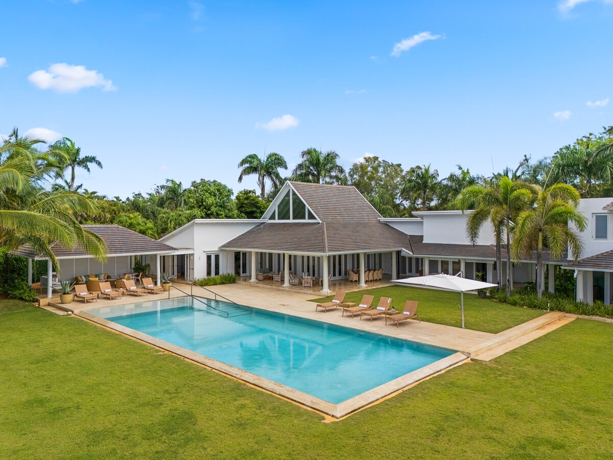 Stunning 5 bdrm Oceanfront Oasis with Pool! Houses for Rent in La