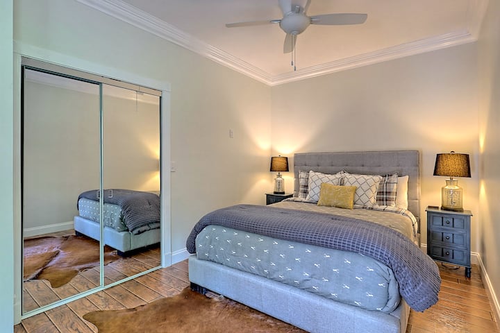 Cama reclinable/ajustable con control remoto.  Ideal para leer o ver la televisión.  